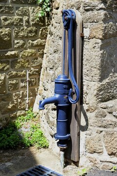 Foto de Pompe à eau manuelle dans un village de Bretagne do Stock | Adobe  Stock