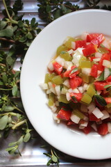 Ensalada de nopales y verdolaga con tomate y cebolla