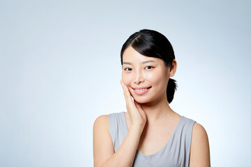 素肌が綺麗な若い日本人女性