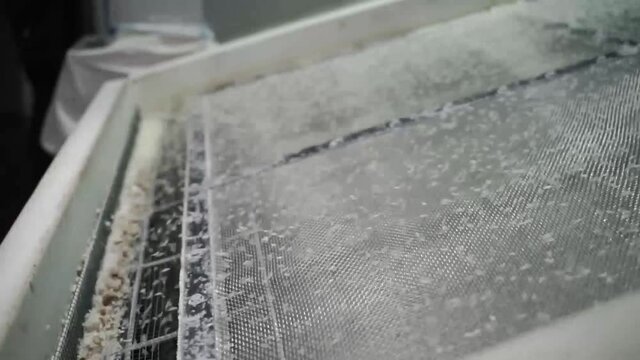the process of sorting rice through a sifter machine, the machine sorts between whole and incomplete rice.