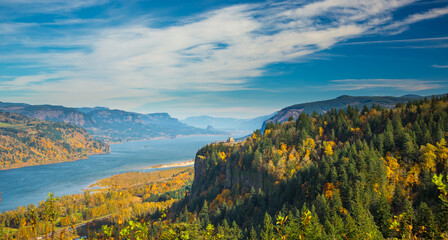 Naklejka premium View of Crown Point and the Vista House and the Columbia River Gorge national Scenic Area in the fall season.