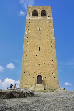 San Leo, Torre Civica. La torre romanica del XII secolo, situata nello splendido villaggio di San Leo, funge da campanile per la cattedrale anche se &egrave; separata da essa.
