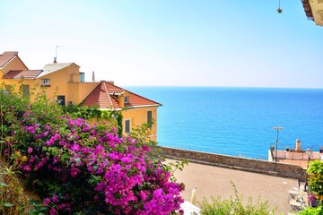 Cervo, Imperia, Liguria, Italia. Piazza dei Corallini / Piazza San Giovanni Battista. La piazza principale di Cervo, uno dei più suggestivi belvedere di tutta la Liguria. 