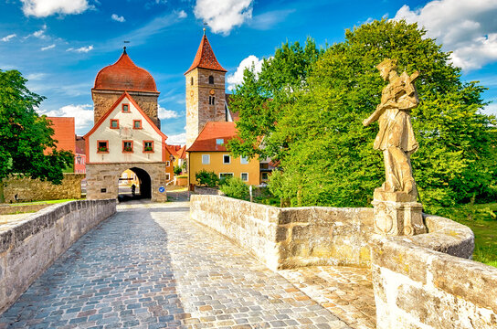 Alte Br&uuml;cke &uuml;ber die Altm&uuml;hl von Ornbau in Mittelfranken, Bayern, Deutschland