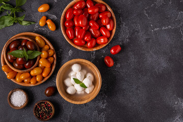 Ingredients for caprese salad: tomatoes, mozzarella and basil.