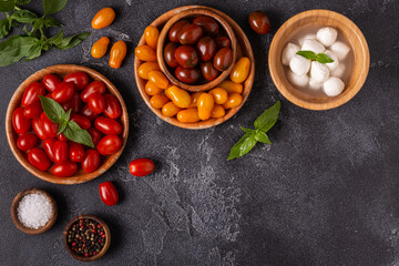 Ingredients for caprese salad: tomatoes, mozzarella and basil.