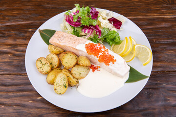Seed baked in foil, served with cream sauce and red caviar
