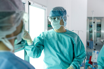 レントゲン写真を見る外科医