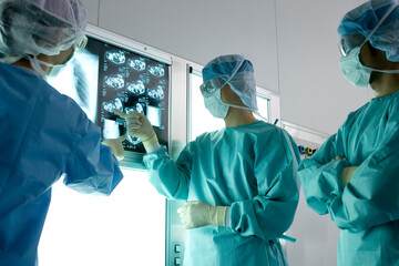 レントゲン写真を指差す外科医