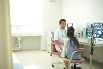 診察室の少女と医師