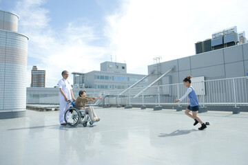 入院中の祖母に駆け寄る孫娘