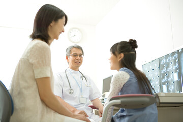 診察を受ける少女と母親