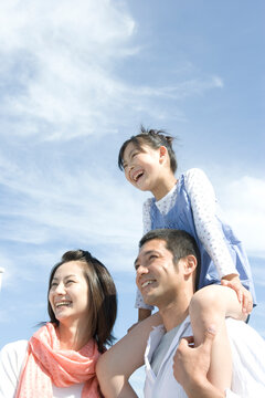 両親と娘のポートレート