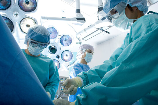 手術をする外科医