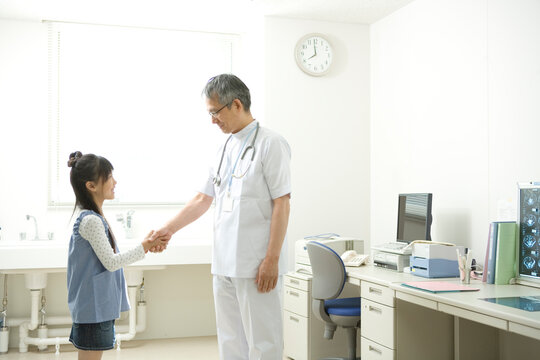 少女と医師の握手