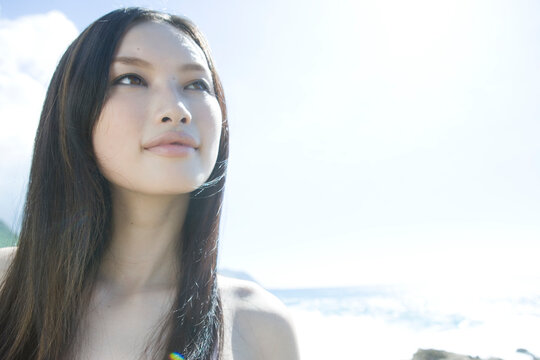 空を見上げる10代女性の顔