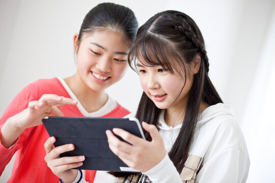 タブレットPCを見る小学生