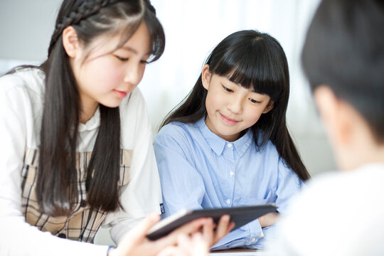 タブレットPCを見る小学生