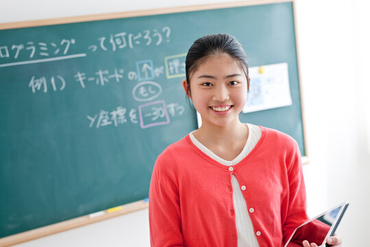 タブレットPCを持つ小学生