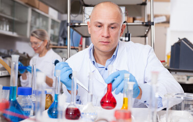 Fototapeta premium Lab technician working with reagents