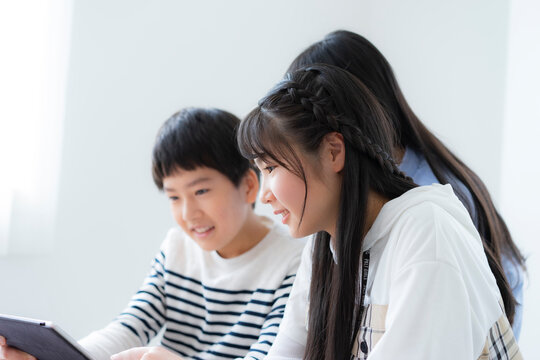タブレットPCを使って勉強する小学生