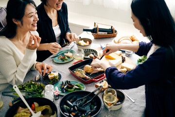 ホームパーティーを楽しむ40代日本人女性3人