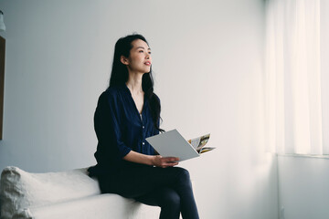 読書をする40代日本人女性