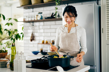 料理をする40代日本人女性