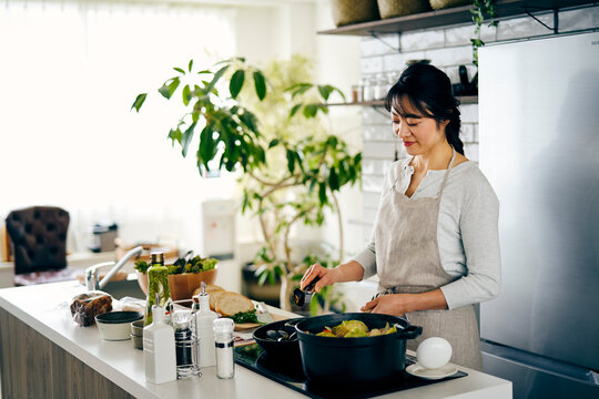 料理をする40代日本人女性