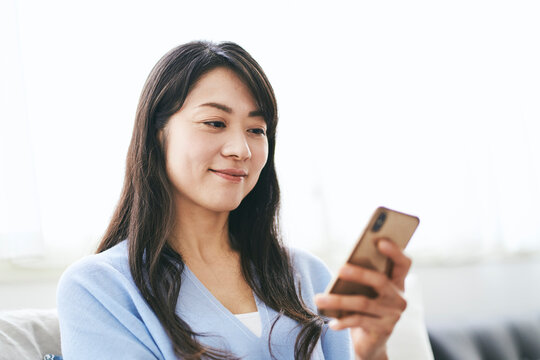 スマートフォンを見る40代日本人女性