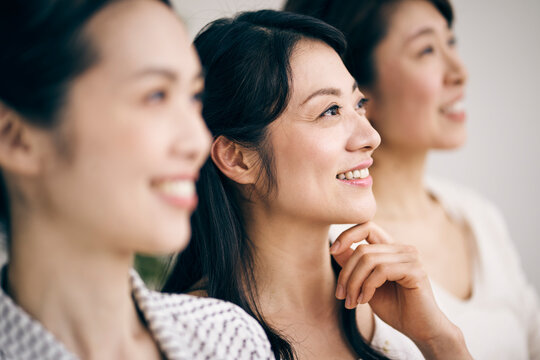 笑顔の40代日本人女性3人
