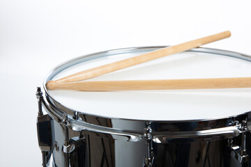 Obraz premium A snare drum with drumsticks on white background 