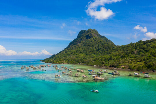 Still houses of the Bajau Laut sea gypsies, Bodgaya Island, Tun Sakaran Marine Park, Semporna, Sabah, Borneo, Malaysia