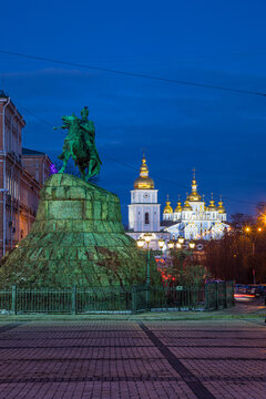 Bohdan Khmelnytsky Monument & St. Michael's monastery, Sofiyivska Square, Kiev (Kyiv), Ukraine