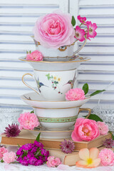 florale Dekoration mit vintage Teetassen und Blumen in Pink