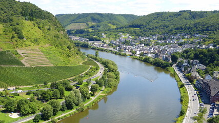 Blick von der Reichsburg auf Cochem mit Mosel und den umliegenden Weinbergen