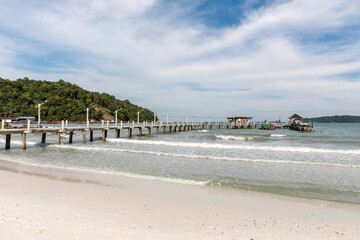 Obraz premium old pier, Saracen bay beach, Koh Rong Samloem island, Sihanoukville, Cambodia.