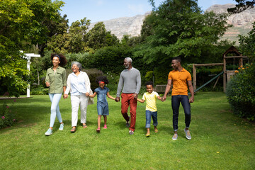 Obraz premium Family spending time together in the garden
