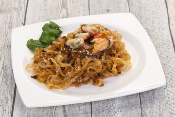 Wok noodle with mussels