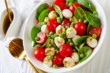 Spinach salad with young peas, mini mozzarella