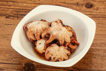 Grilled octopus in the bowl
