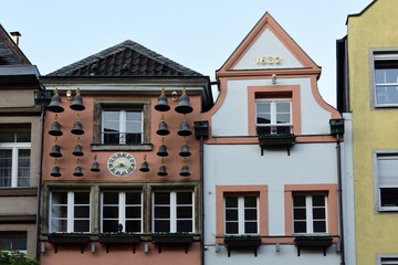 hausfassade mit glocken in düsseldorfer altstadt