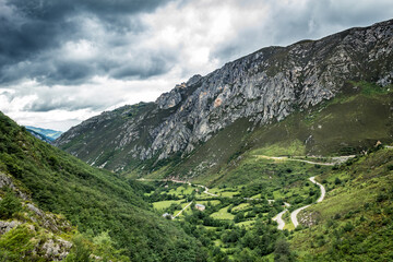 Carretera sinuosa en las montañas de Asturias.
