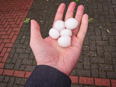 Hagel auf Hand