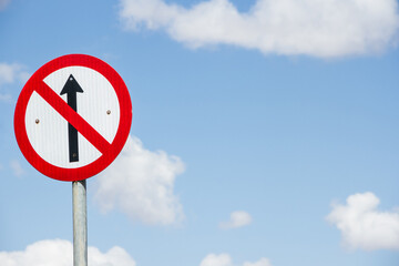 Placa de sinaliza&ccedil;&atilde;o. Sentido proibido. Placa de tr&acirc;nsito.