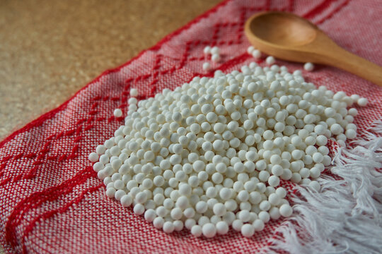 Perlas de tapioca blanca sobre mantel de cocina rojo