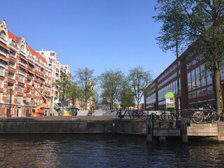 Naklejka premium bridge over the river in amsterdam