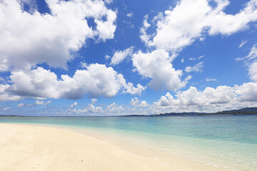 Fototapeta na wymiar 南国沖縄の紺碧の空と夏雲