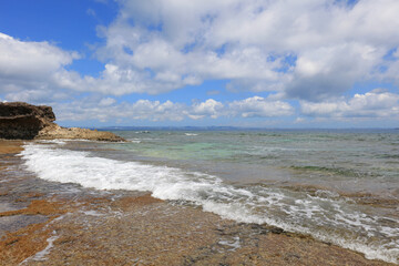南国沖縄の紺碧の空と夏雲