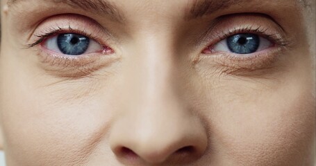 Obraz premium Bliska strzał twarz młodej kobiety z dużymi oczami. Kosmetologia, uroda i Spa